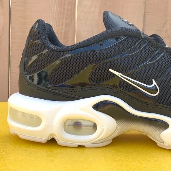 Nike AIR MAX PLUS Women's Running Shoes BLACK WHITE DM2362-001 Size 9 Men's 7.5 - Picture 3 of 16